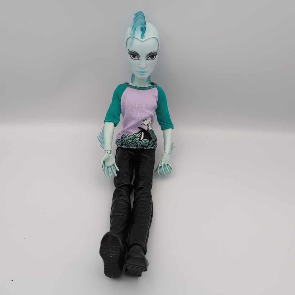 Monster High G1 Gil Webber Skull Shores 2011 Doll Mansters Shirt Shoes Mattel